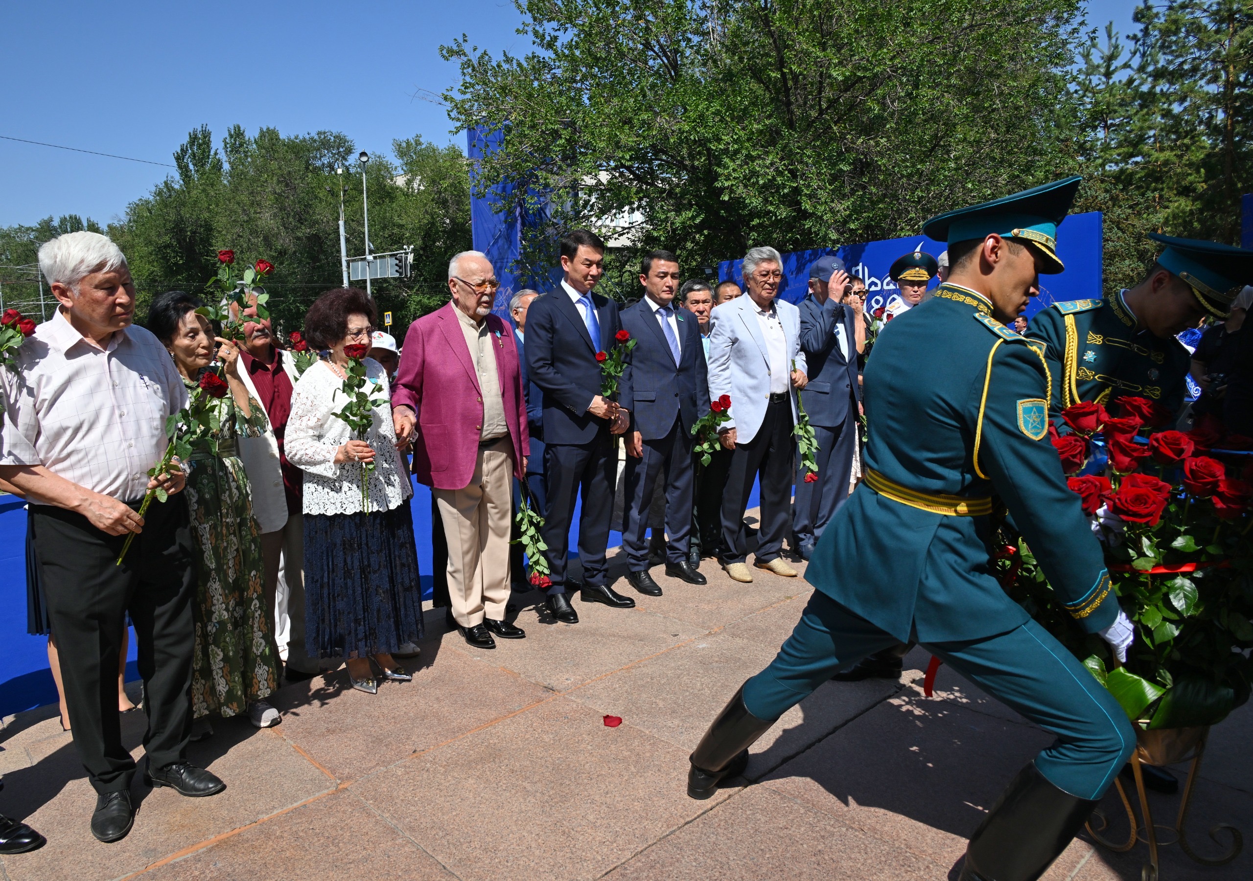 В Алматы более 5000 человек спели песни Абая и возложили цветы к его памятнику