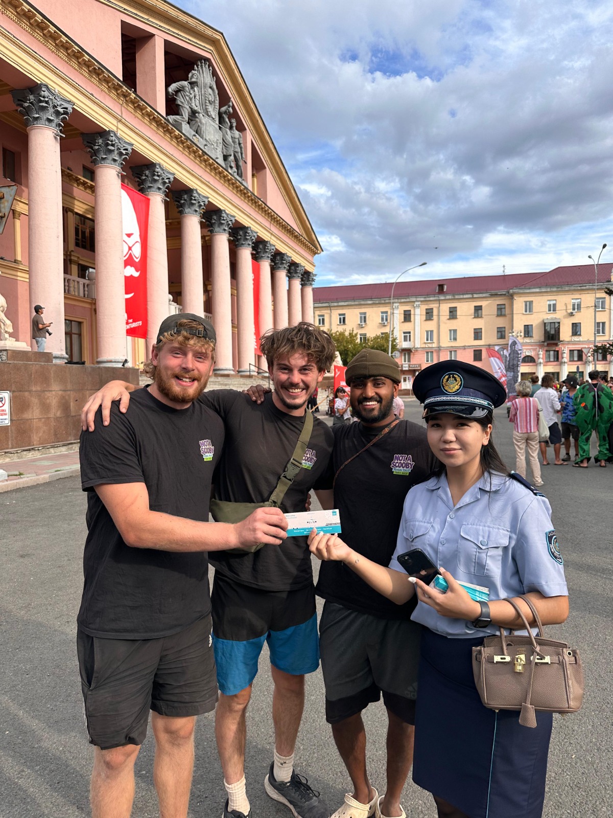 Mongol Rally пересек финишную черту в Усть-Каменогорске: полиция встретила и проинструктировала иностранцев