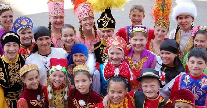 Жизнь в многонациональном обществе-это основа взаимопонимания и уважения.