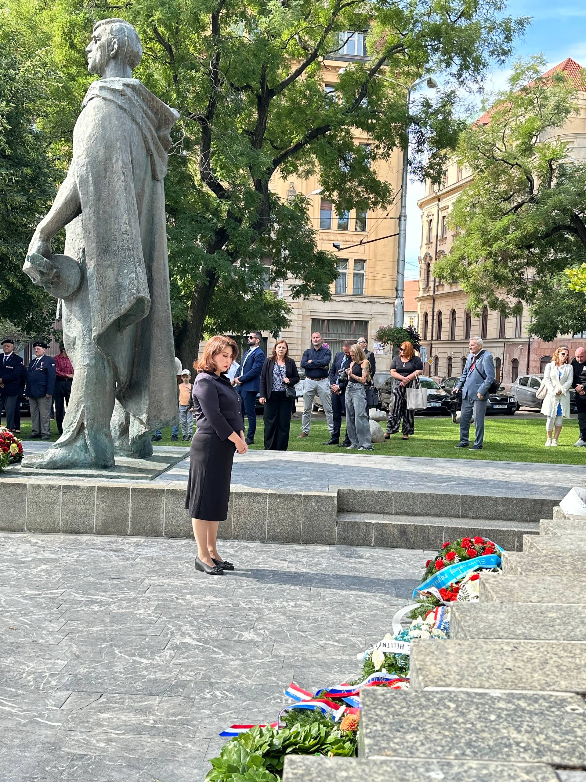 Посол Казахстана в Словакии Жанна Сагинова возложила цветы к памятнику Словацкого национального восстания