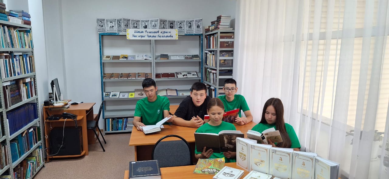 Отряд “Жасыл Ел” с экскурсией в библиотеке СДК
