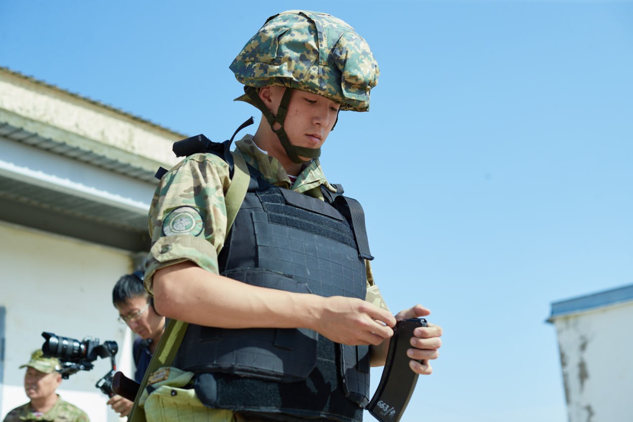 Не только боец, но и защитник: двукратный чемпион служит Родине