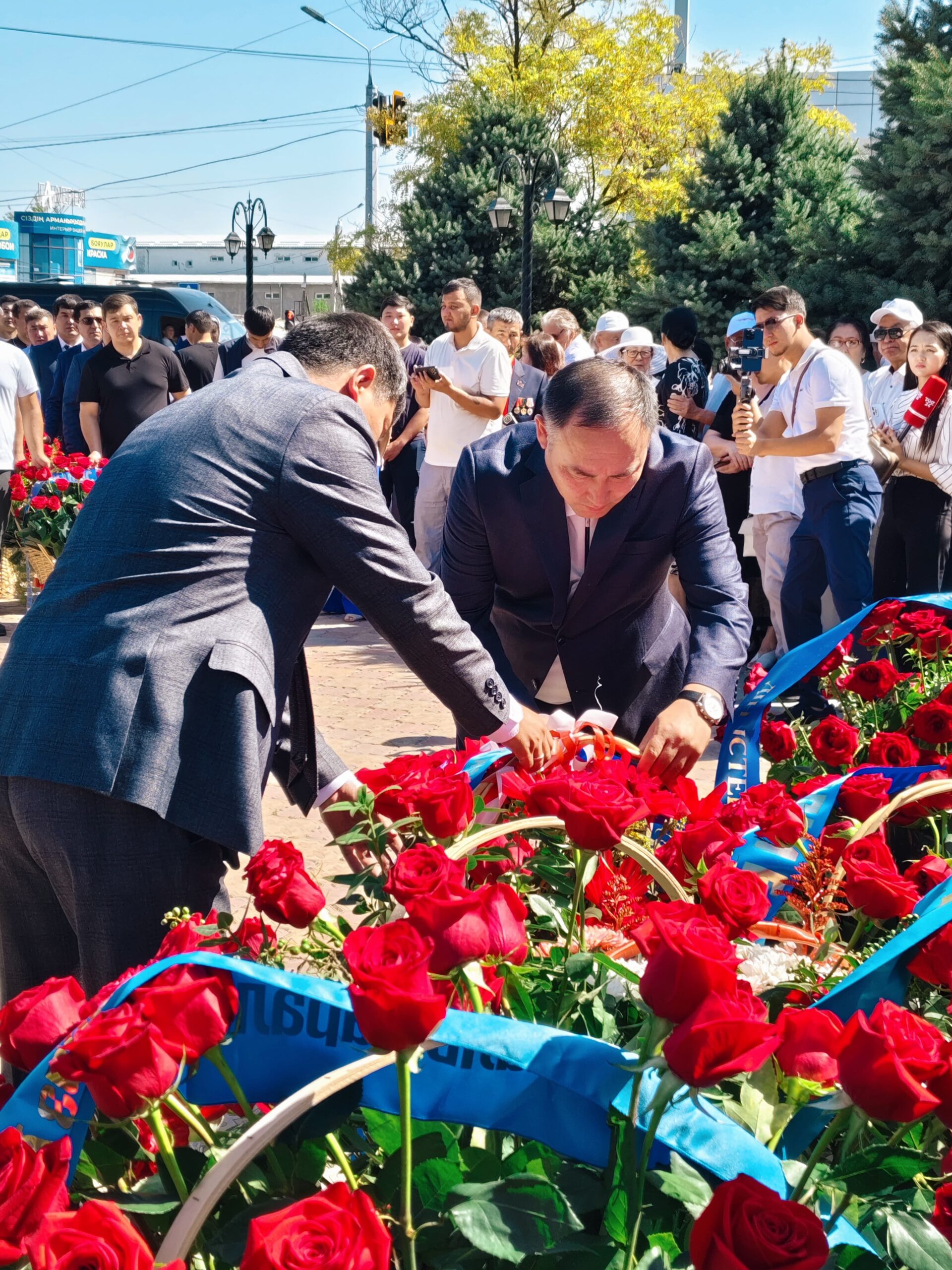 Возложение цветов к памятнику Абая Кунанбаева в честь 180-летия со дня его рождения