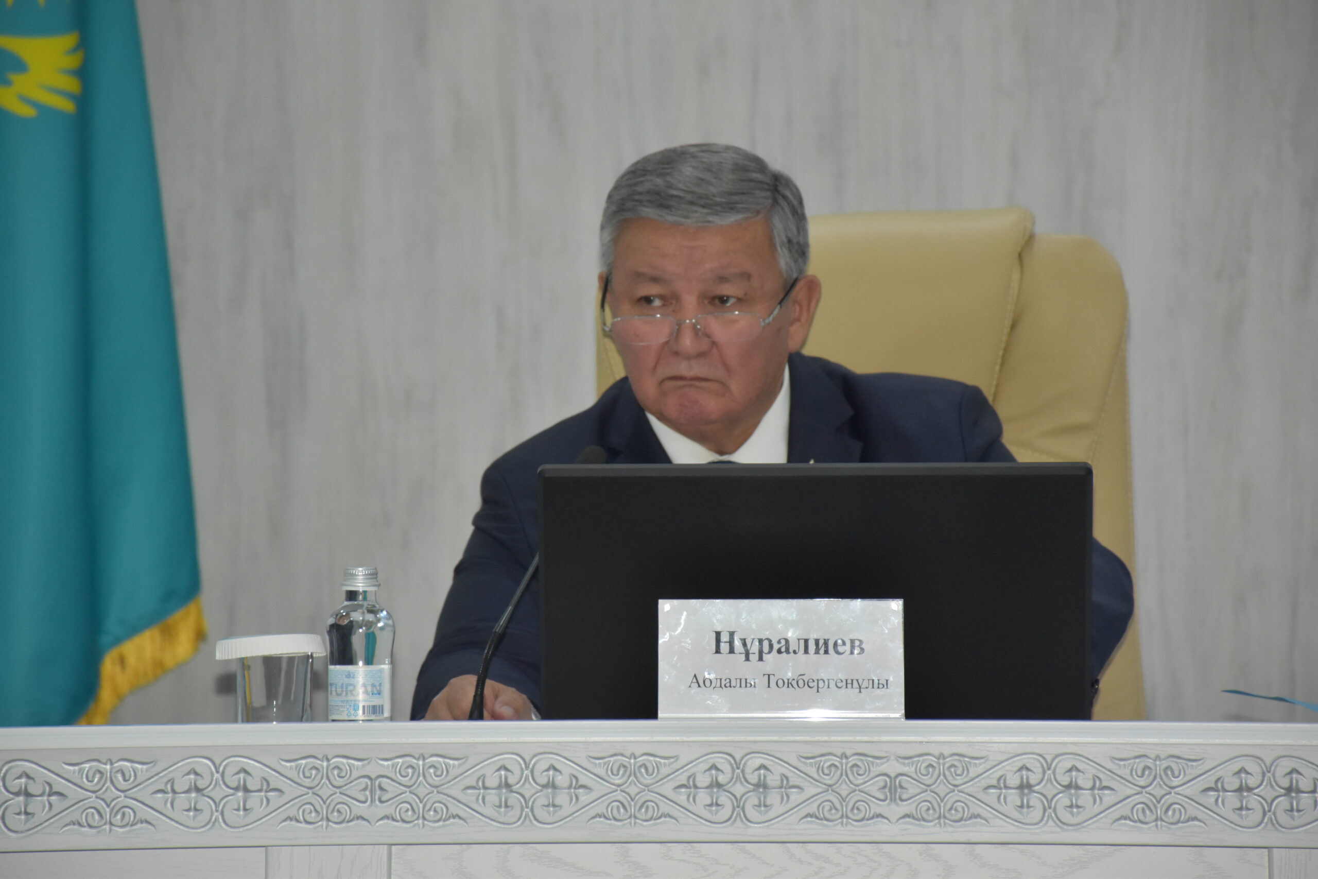 Жамбыл облыстық мәслихатының кезектен тыс XXV сессиясында 2025–2027 жылдарға арналған бюджетке өзгерістер енгізу мәселесі қаралды