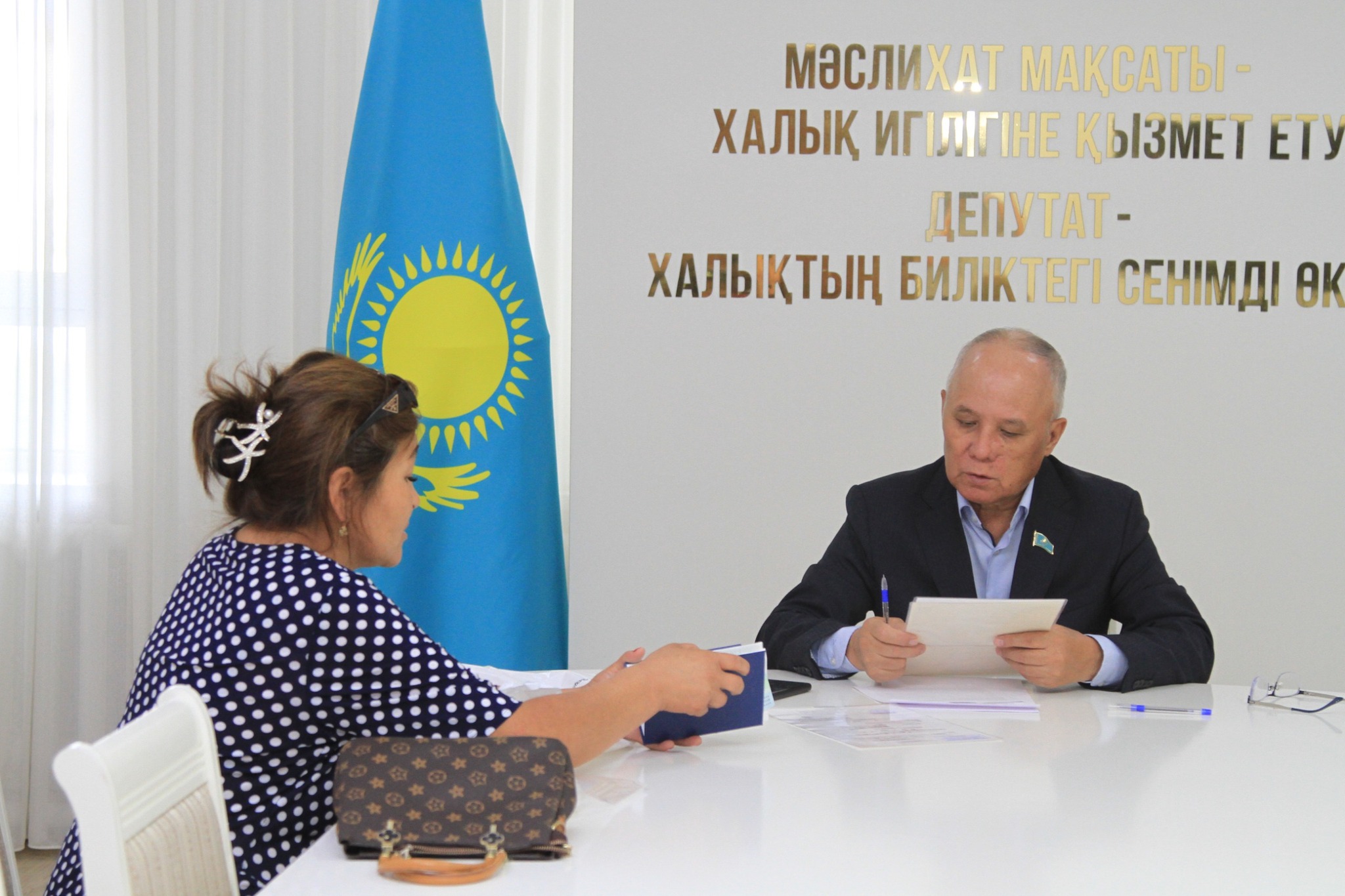 В соответствии с графиком приёма на август 2025 года председатель городского маслихата И. Куттыкожаев провёл приём граждан и выслушал их обращения.