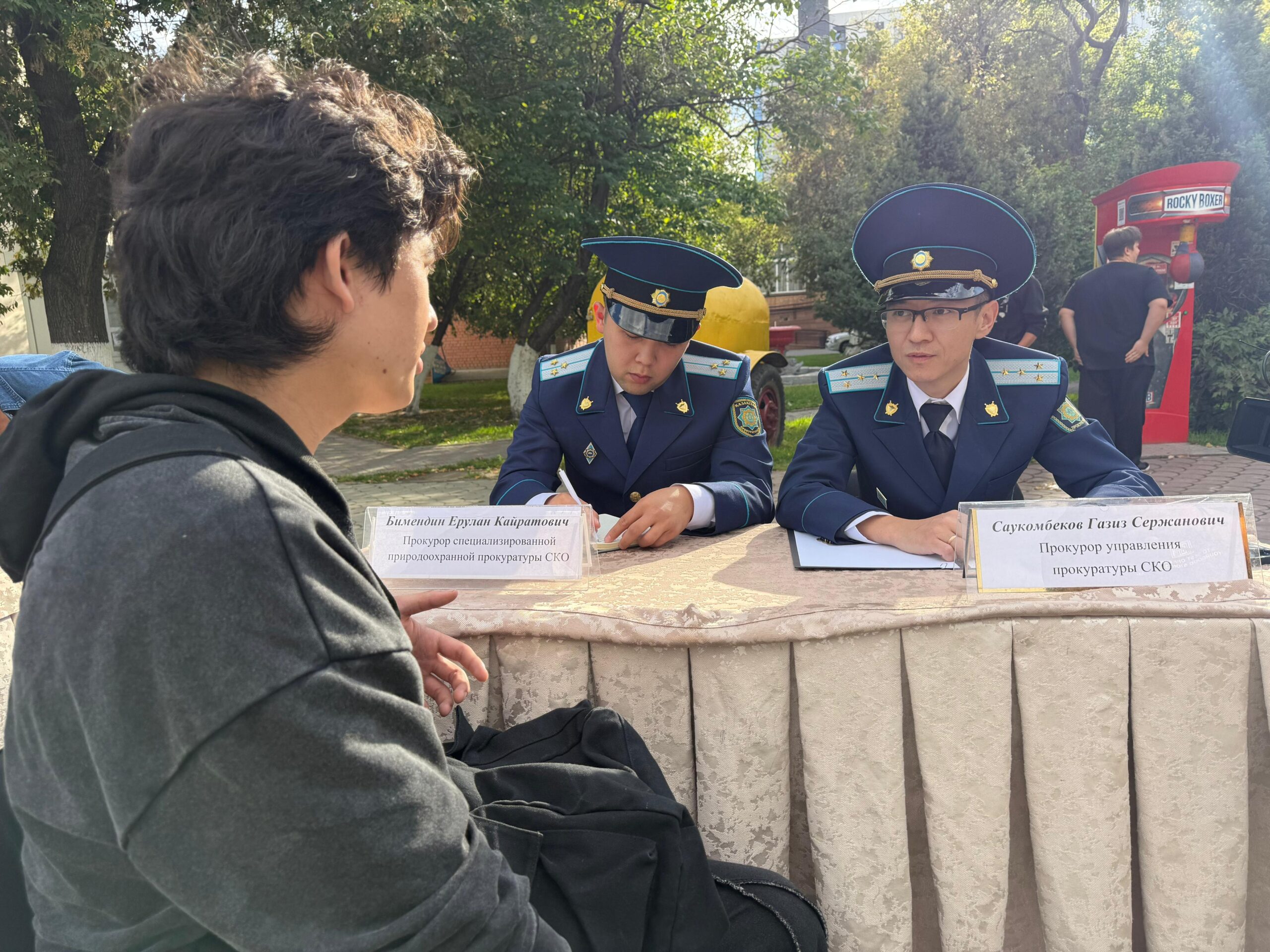 Бесплатные юридические консультации провели ко Дню Конституции РК под открытым небом в Петропавловске