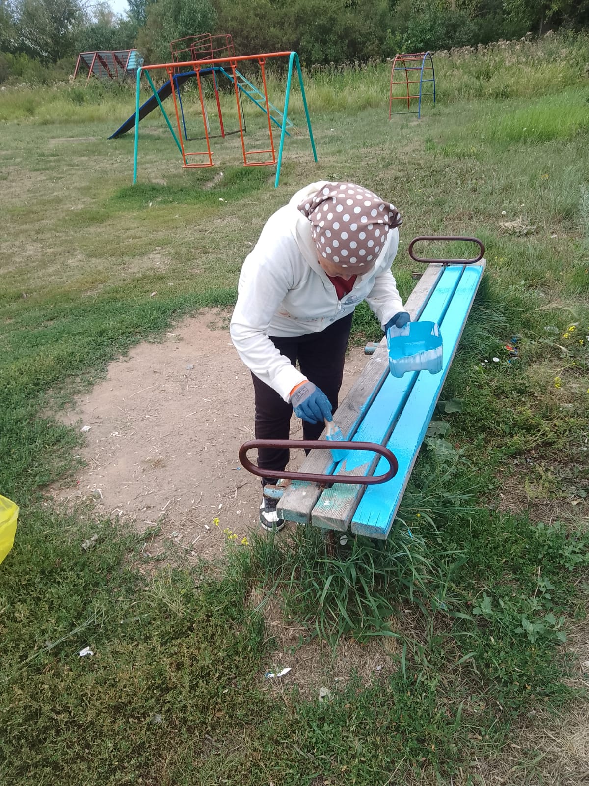 В рамках эко-программы «Таза Қазақстан» в нашем селе проводится покраска детской площадки.