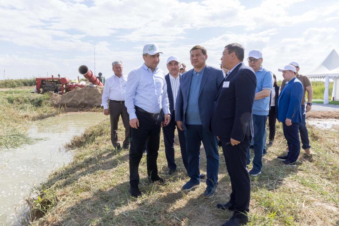 Премьер-министр проверил состояние гидросооружений и внедрение водосберегающих технологий в Кызылординской области