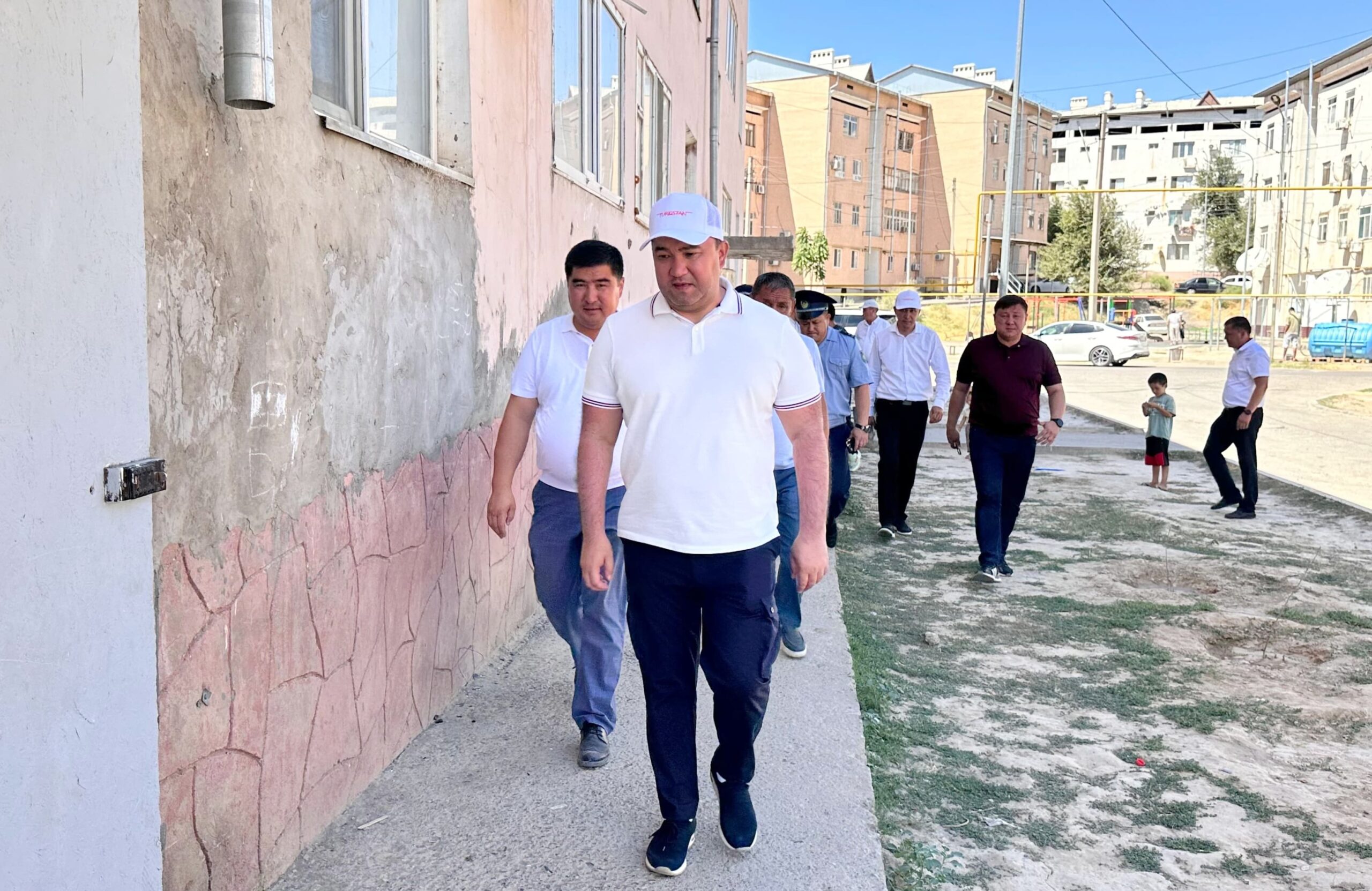 НУРАЛХАН КУШЕРОВ ВСТРЕТИЛСЯ С ЖИТЕЛЯМИ ШАРДАРЫ И ПРОВЕРИЛ ХОД РАБОТ ПО ВОДОСНАБЖЕНИЮ МНОГОЭТАЖЕК