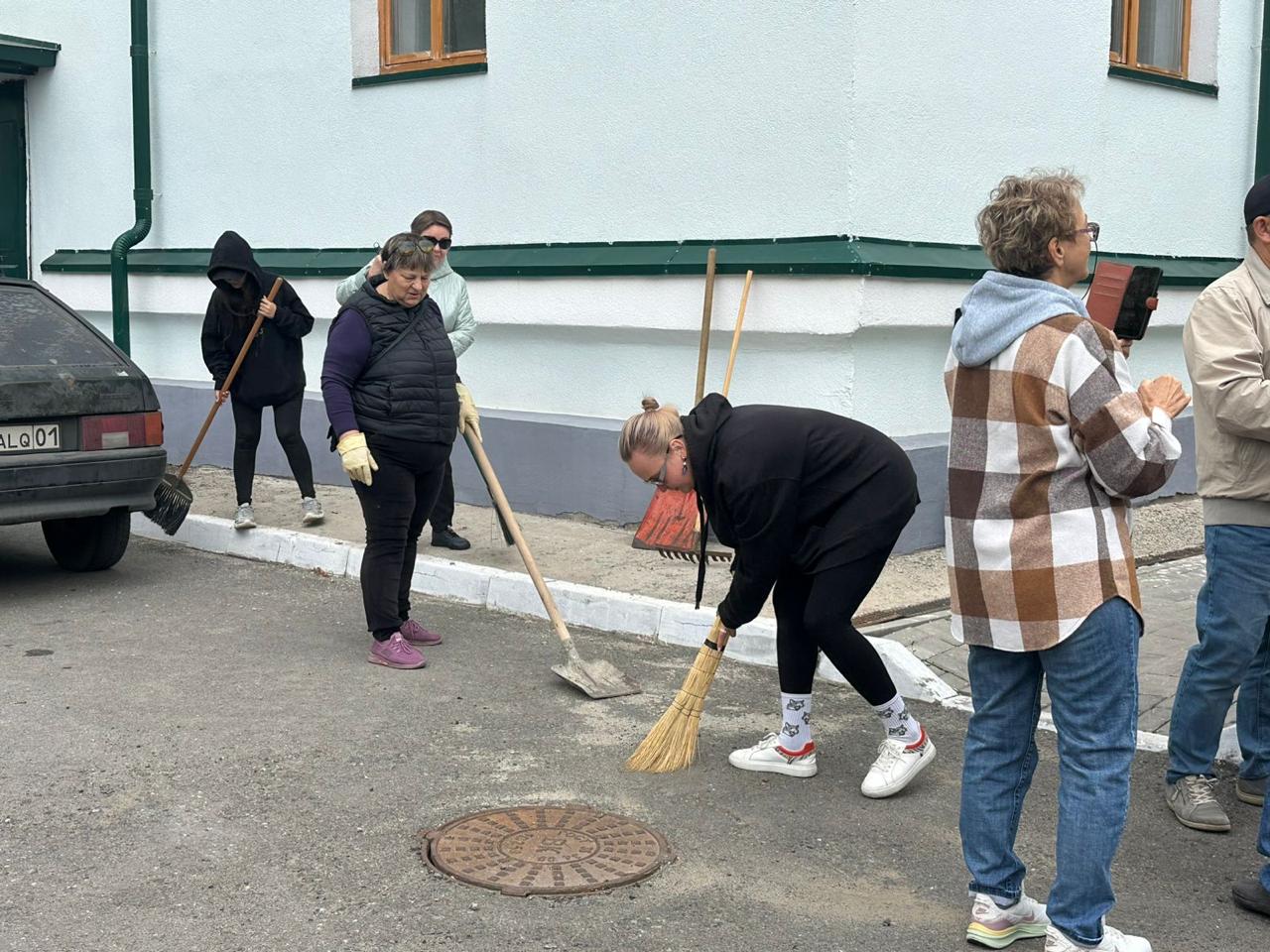 “Таза Қазақстан”: уборку у столичных памятников провели работники учреждений культуры