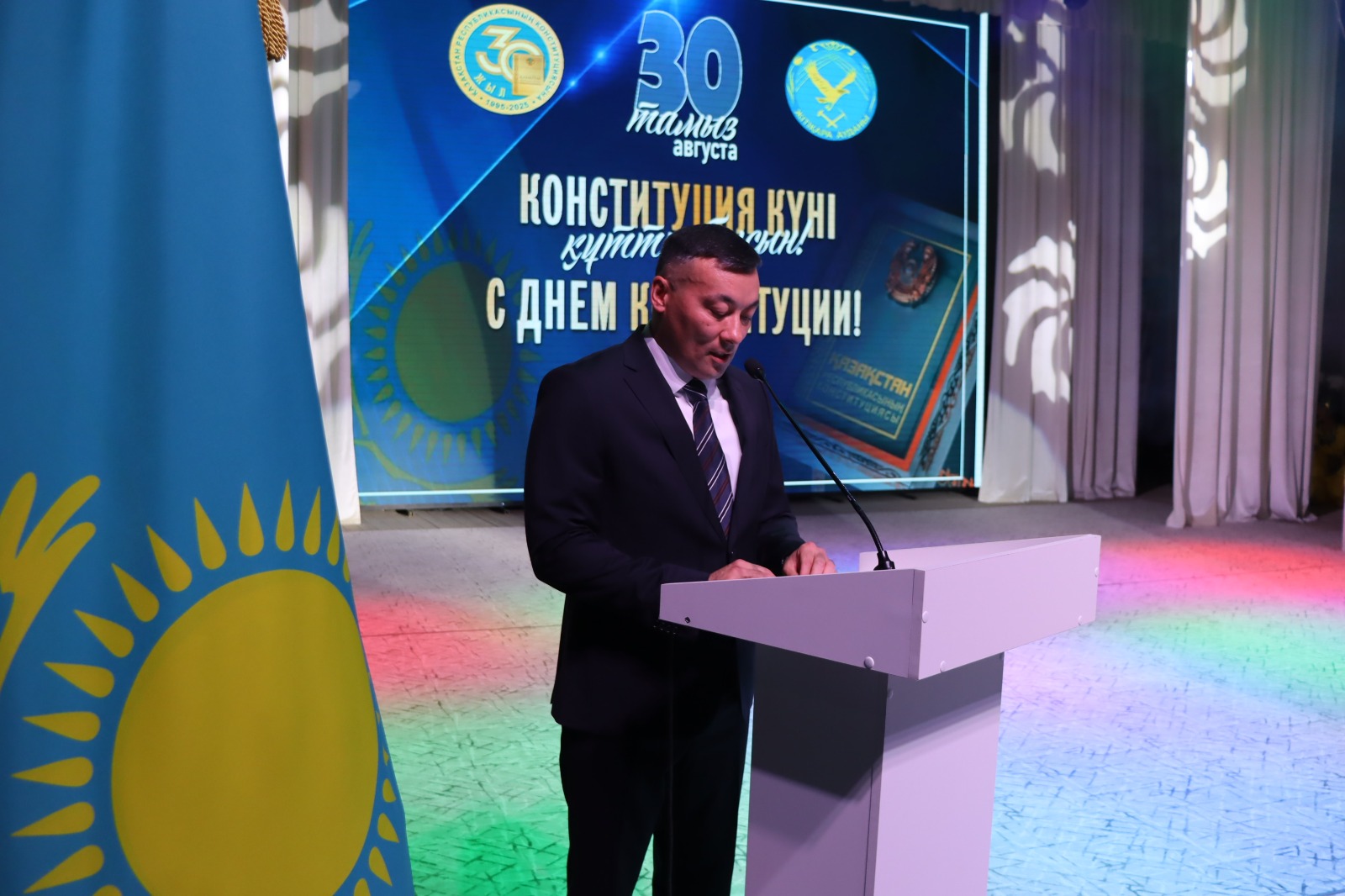 С поздравительным словом к жителям обратился аким района Жаныспаев А.А. , подчеркнув значимость Основного закона страны как прочного фундамента независимости, гаранта прав и свобод граждан, а также символа единства и согласия.
