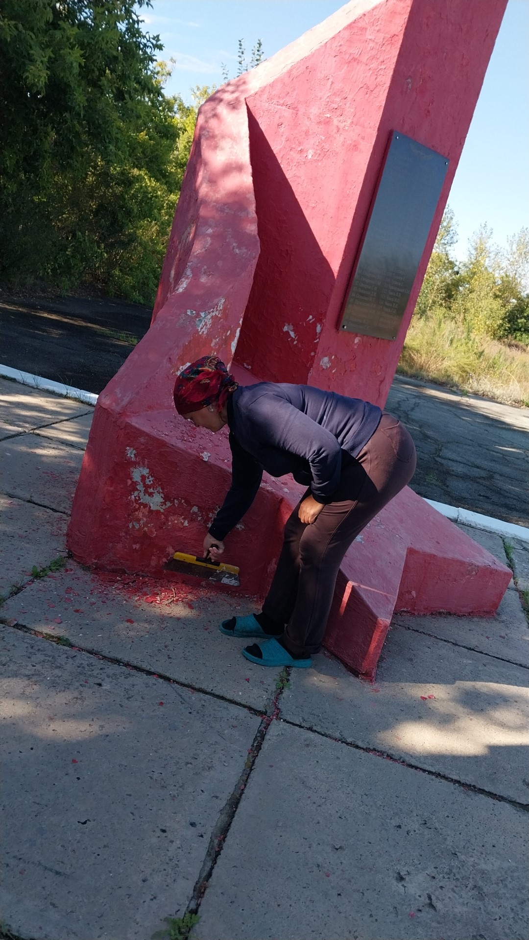 Подготовительные работы по благоустройству памятника.