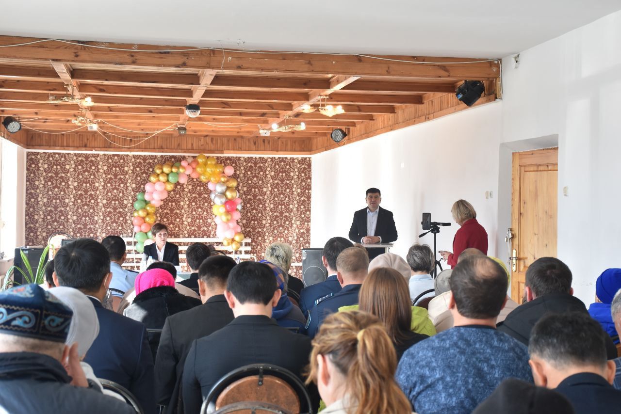 Аким района провел встречу с жителями Пригородного сельского округа.