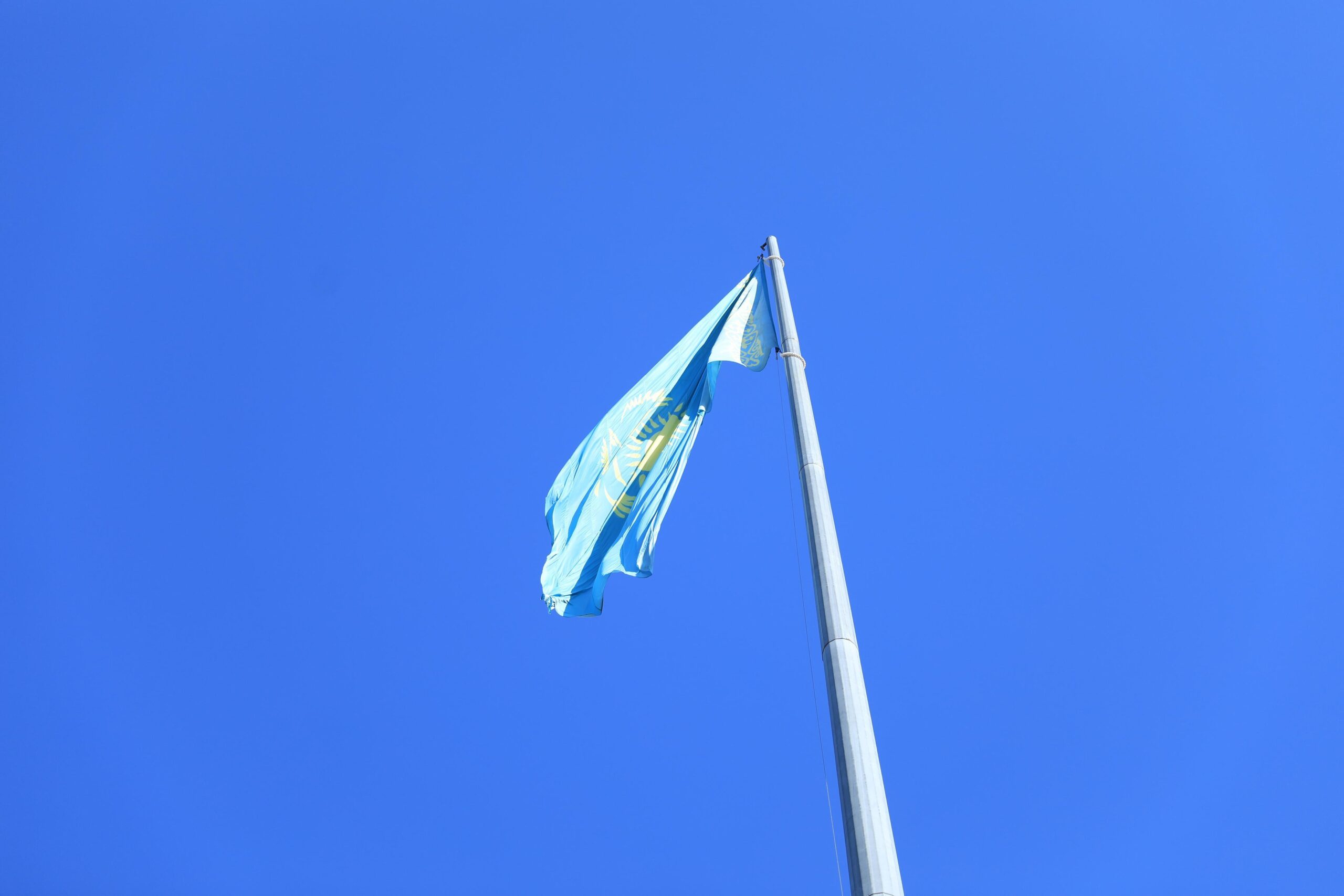 В Актобе в День Республики состоялась церемония поднятия Государственного флага