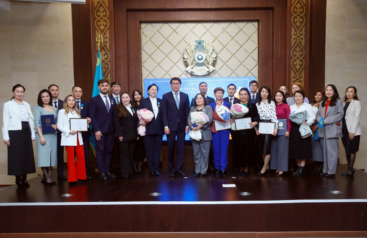 СОТРУДНИКИ АГЕНТСТВА НАГРАЖДЕНЫ В ЧЕСТЬ ДНЯ РЕСПУБЛИКИ