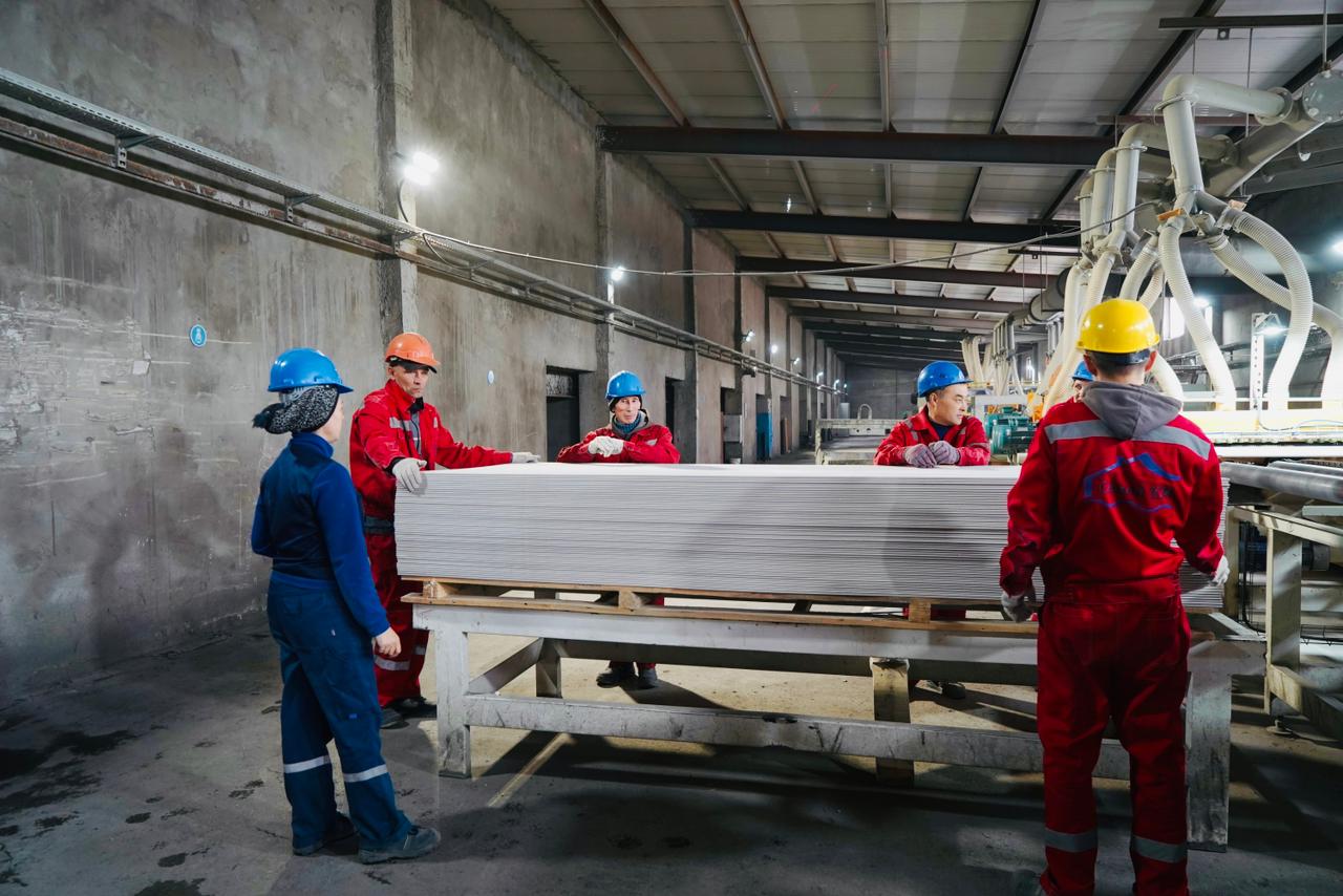 Шаг в мир производства: молодёжь области Абай познакомили с рабочими профессиями