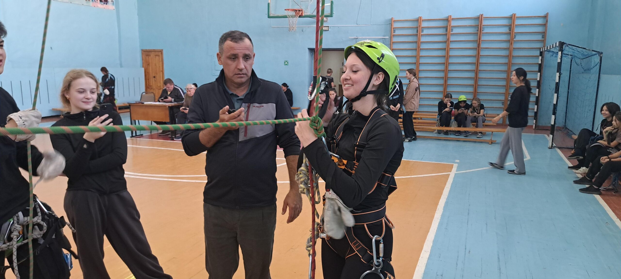 В честь Дня Республики Казахстан в закрытом помещении состоялся чемпионат города Семей по спортивному туризму и туристическому многоборью.