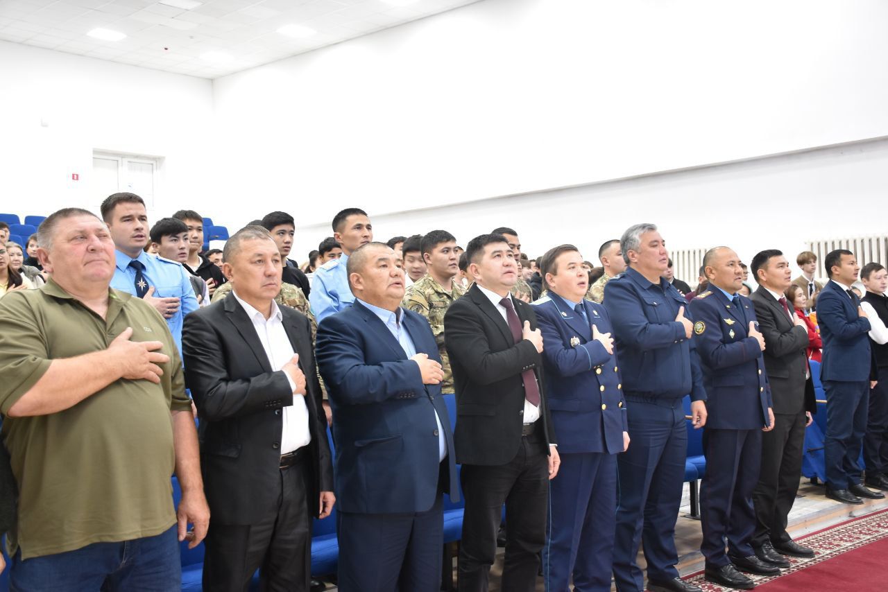 В рамках 30-летия Министерства по чрезвычайным ситуациям в Доме культуры Шортандинского района состоялось торжественное мероприятие для сотрудников районного отдела по ЧС, организованное местным исполнительным органом. Праздник продолжился праздничным концертом.