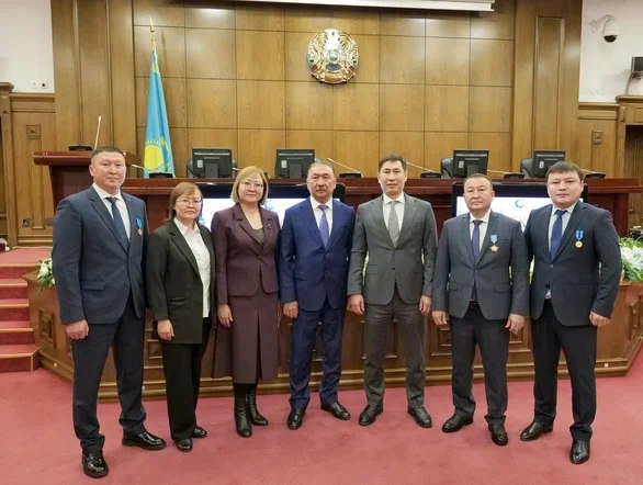 Министр финансов Мади Такиев вручил государственные награды руководителям региональных Департаментов казначейства