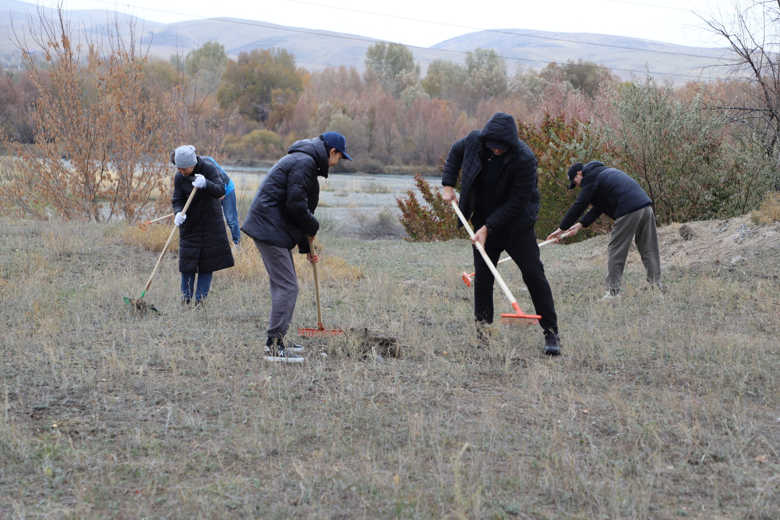 «Таза Қазақстан»: в Жетісу провели субботник в преддверии празднования Дня Республики