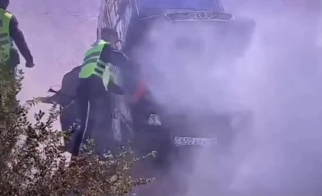 В Жанаозене полицейские потушили загоревшийся автомобиль