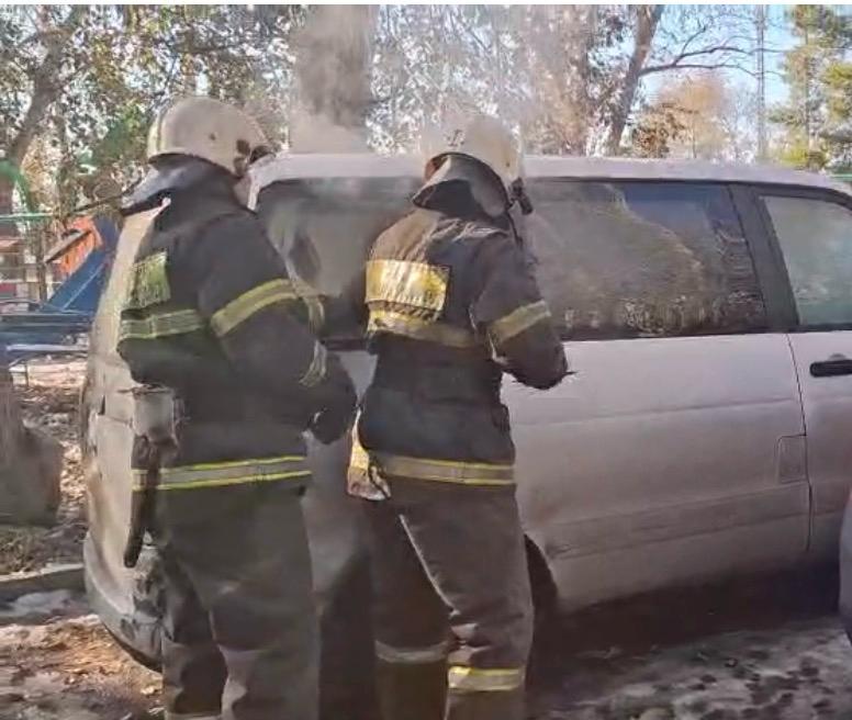 Пожарными оперативно ликвидировано загорание автомашины