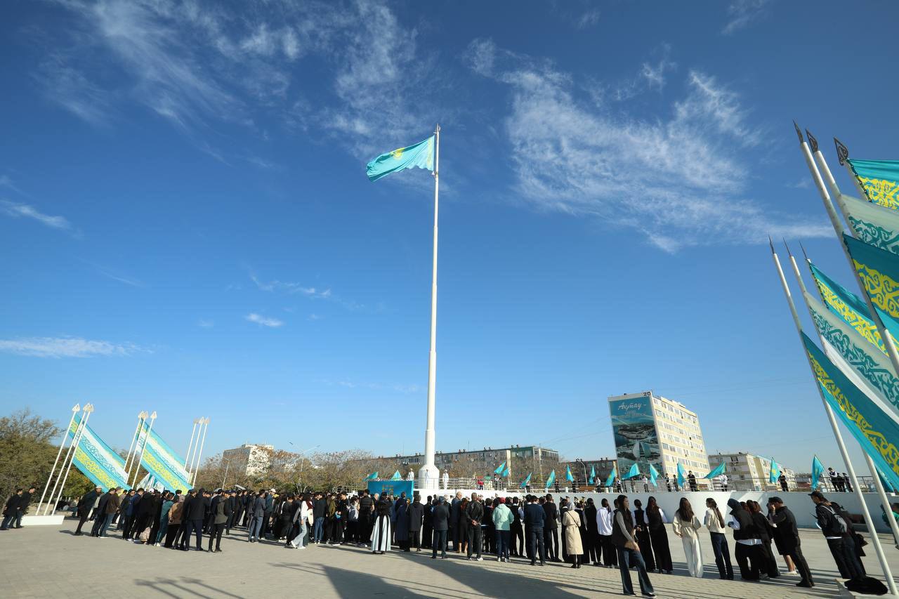 В Актау в честь Дня Республики состоялась церемония поднятия Государственного флага
