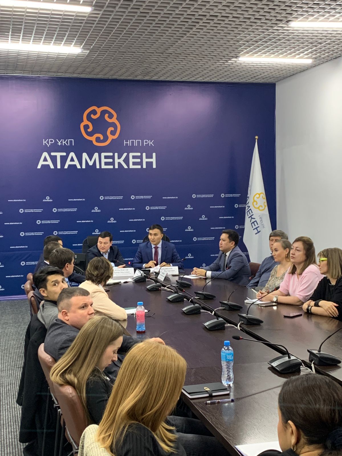 30 октября 2025 года совместно с Управлением предпринимательств и промышленности области, акиматами городов и районов Карагандинской области на площадке Региональной палаты предпринимателей «Атамекен» состоялось совещание с участием представителей торговых сетей, производителей, рынков, оптовых поставщиков и других предпринимателей, деятельность которых связана с торговой сферой.
