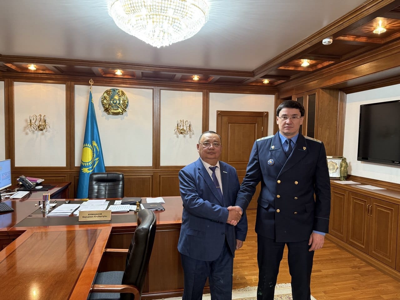 Сегодня состоялась первая официальная встреча вновь назначенного прокурора области Жетісу Жумаканова Бауыржана Альбертовича с Представителем Уполномоченного по правам человека в Республике Казахстан по области Жетісу Карымсаковым К.Б.