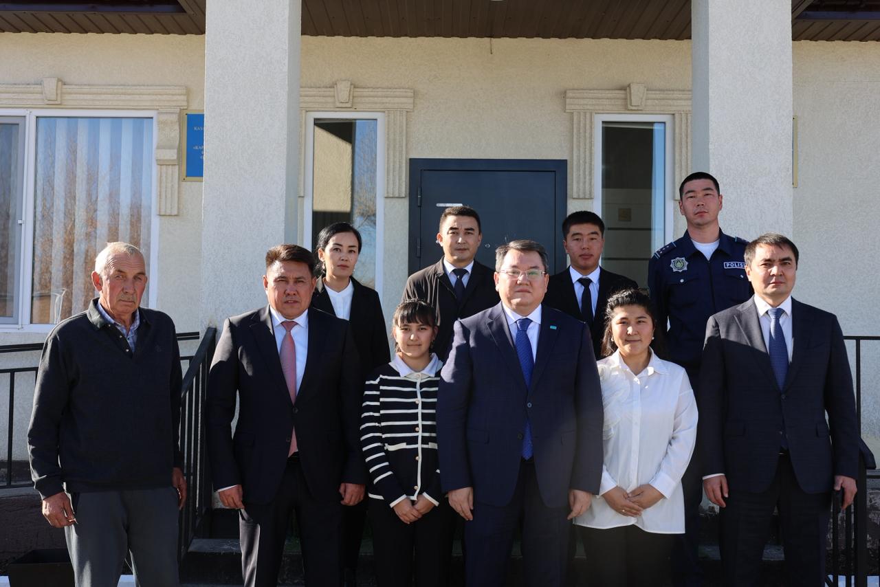 В сельском округе Красная Поляна состоялась встреча с участием советника Президента Республики Казахстан Малика Отарбаева. Встреча была посвящена реализации поручений, озвученных в последнем Послании Главы государства. Участники обсудили вопросы внедрения цифровых технологий, развития инфраструктуры и повышения эффективности работы местных исполнительных органов..