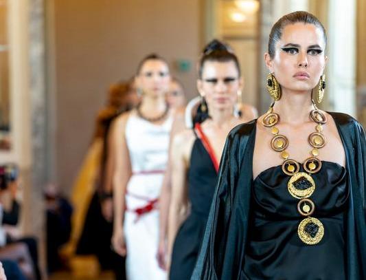 Карагандинский уголь на подиуме Милана: дизайнер Ольга Целлер представила необычную коллекцию украшений