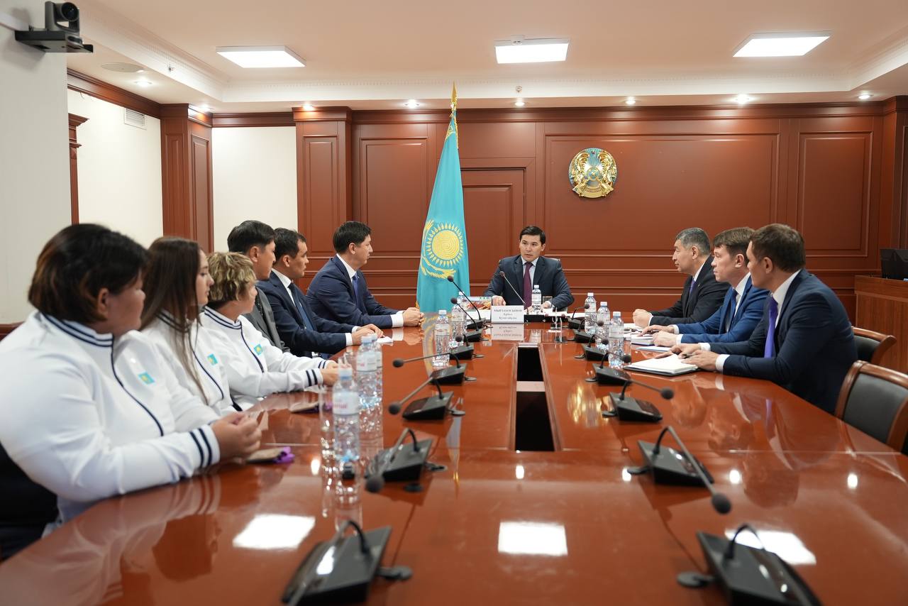 Ербол Мырзабосынов встретился с женской национальной сборной, завоевавшей историческую медаль по стрельбе из лука