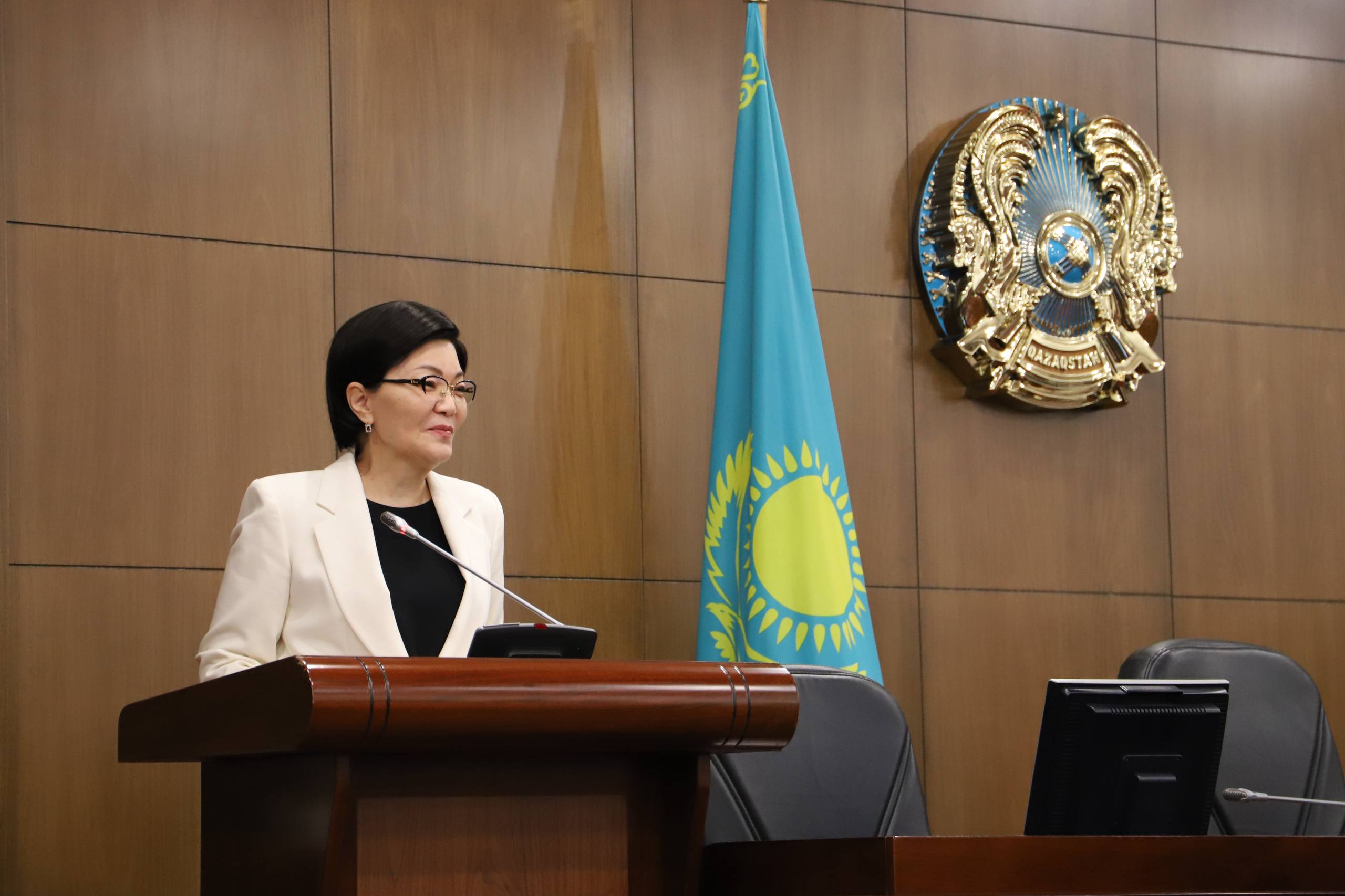 Глава Минтруда поздравила сотрудников ведомства с Днем Республики