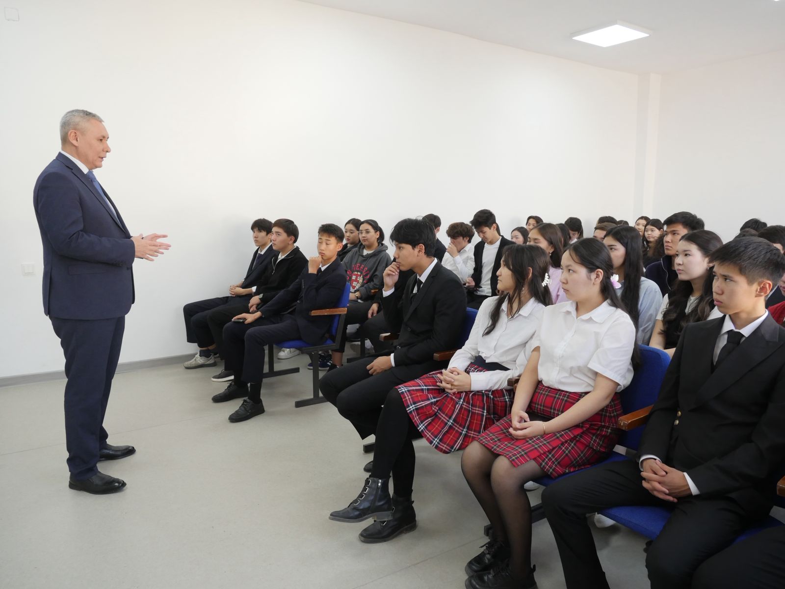 ПРЕДСТАВИТЕЛЬ ВСТРЕТИЛСЯ СО ШКОЛЬНИКАМИ ВМЕСТЕ С ЧЛЕНОМ МОЛОДЁЖНОЙ КОМИССИИ