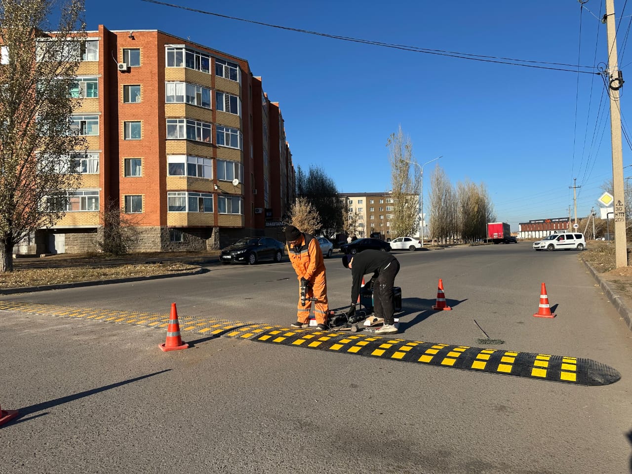 В жилом массиве «Лесная Поляна» города Косшы устанавливаются искусственные дорожные неровности