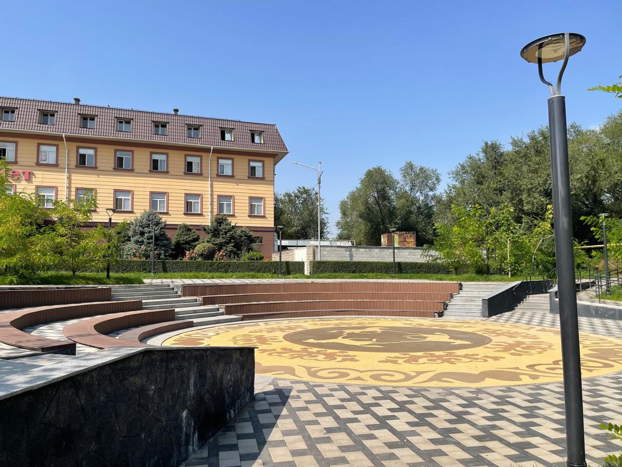 В Алматы после работ по благоустройству открыли сквер у озера Карасу в честь Дня Республики