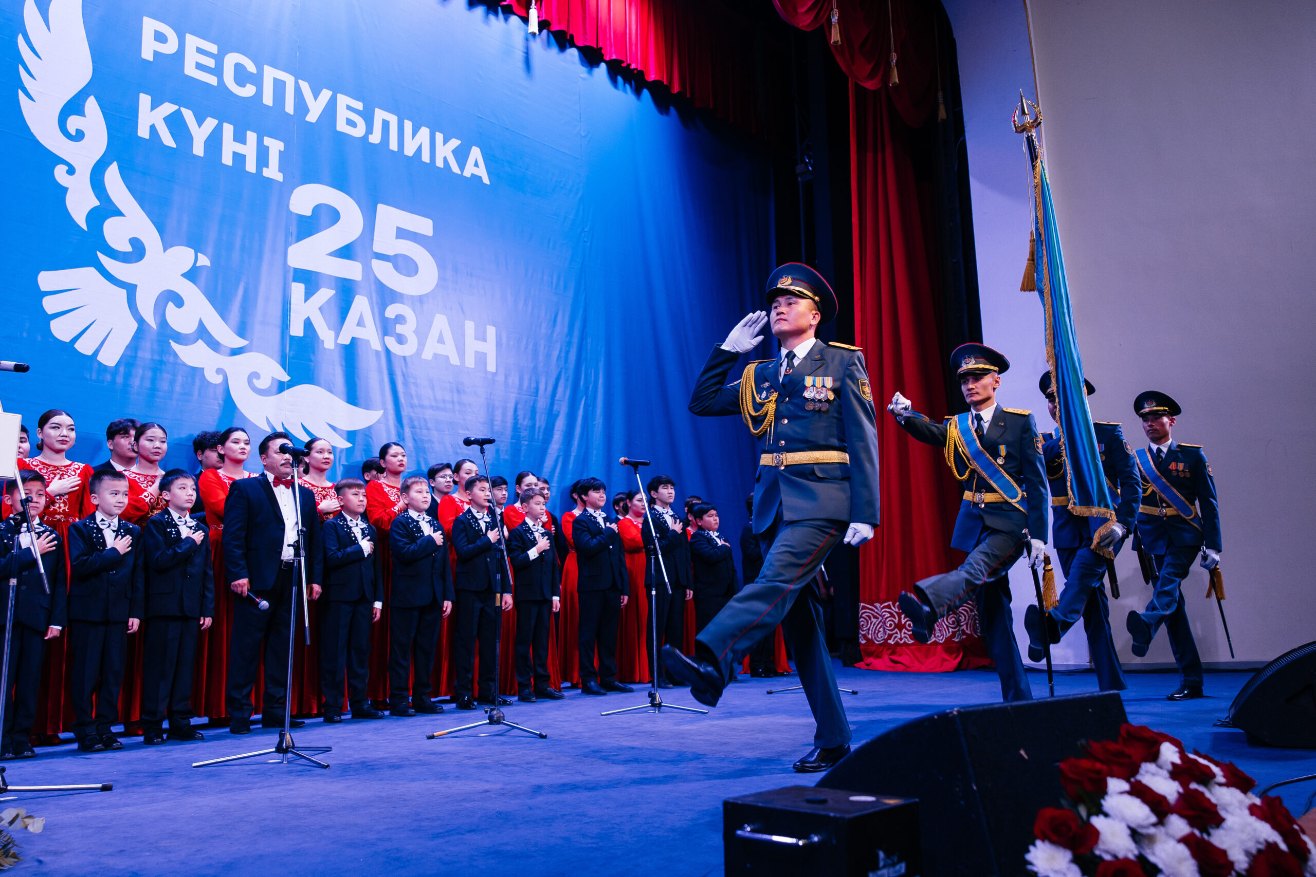 Аким Атырауской области Серик Шапкенов в канун Дня Республики вручил государственные награды