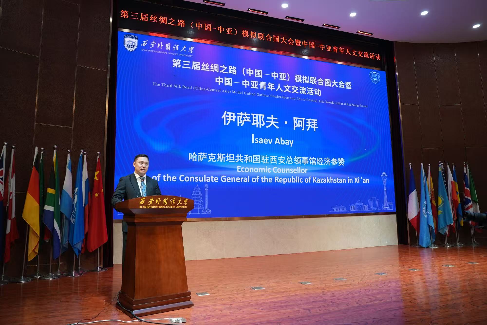 Казахстанцы пополнили библиотеку Сианьского вуза на молодежной конференции