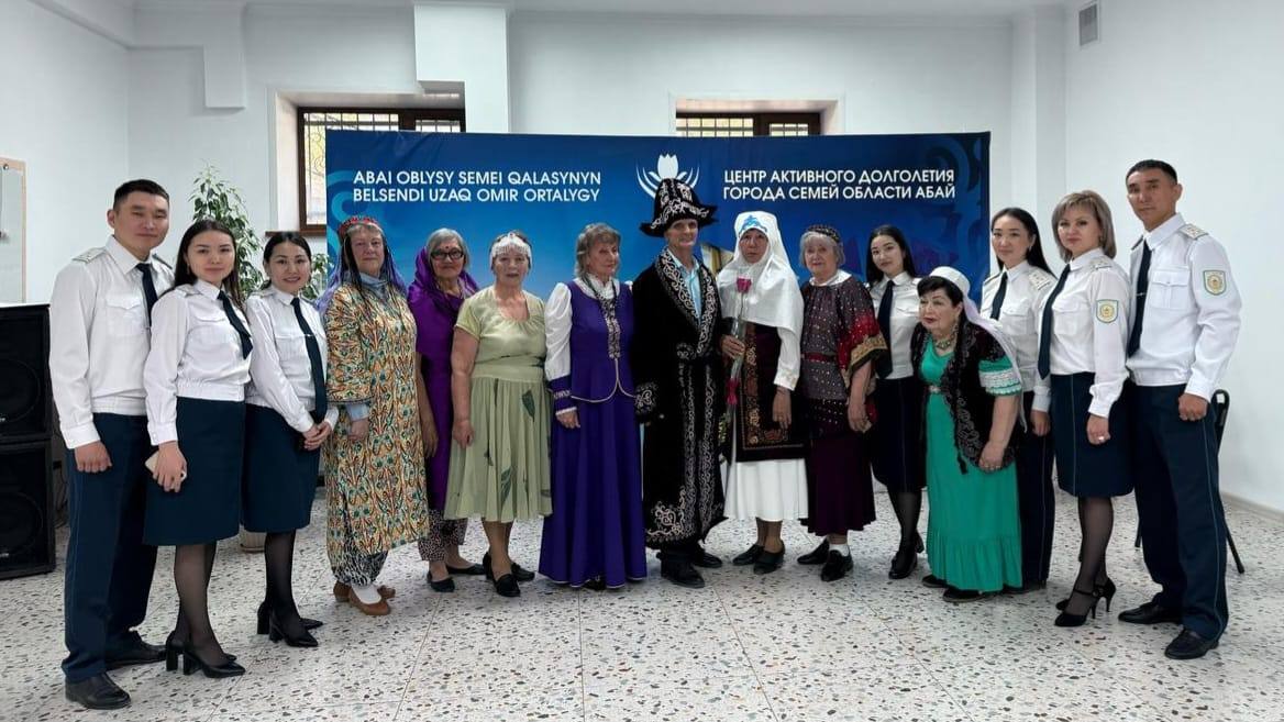 Сотрудники УИС организовали концерт для пенсионеров в Семее.