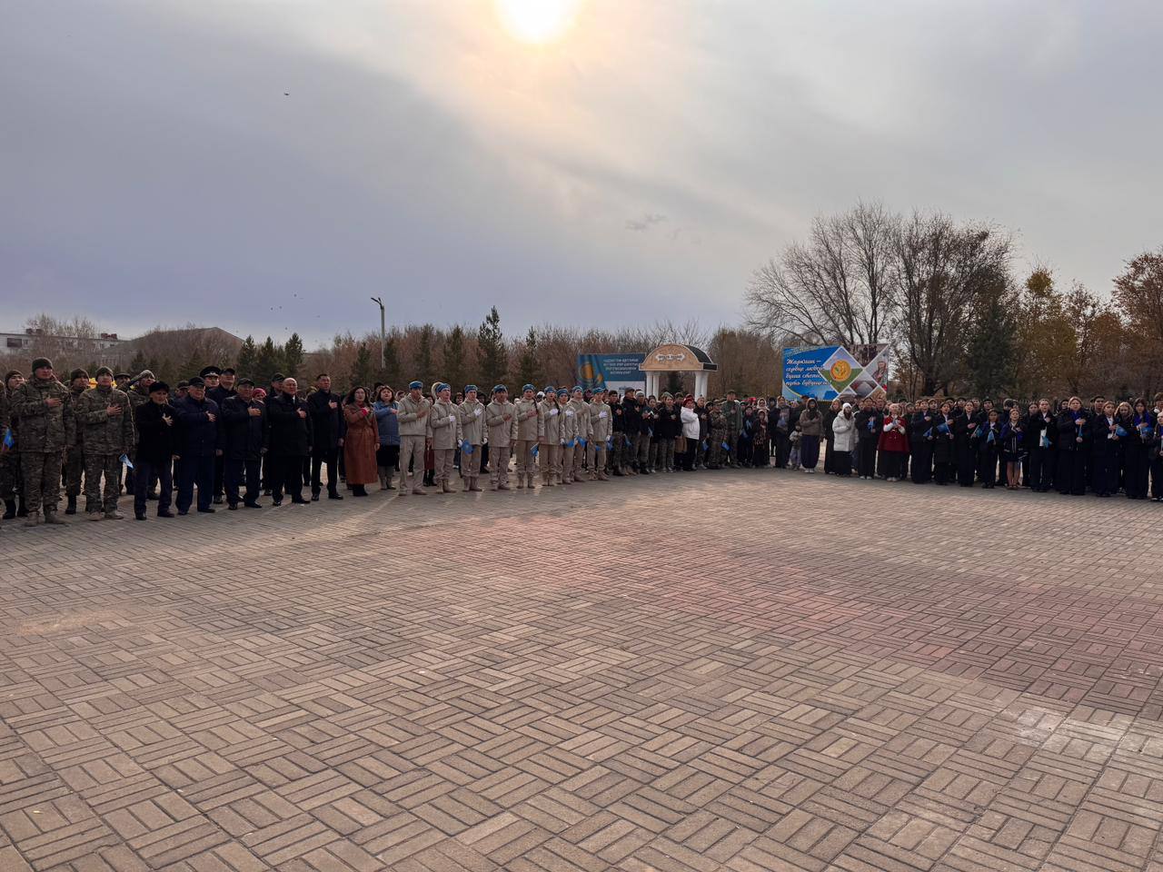 25 октября, в честь Национального праздника – Дня Республики Казахстан – на центральной площади районного центра города Державинска состоялась торжественная церемония поднятия Государственного флага и исполнения Государственного гимна.