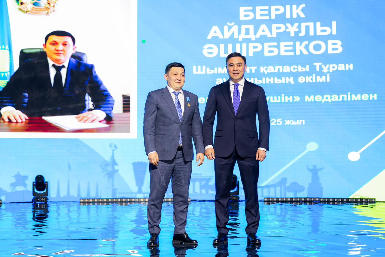 Накануне Дня Республики аким района Тұран Б. Аширбеков был награждён медалью «За трудовое отличие » по Указу Главы государства.