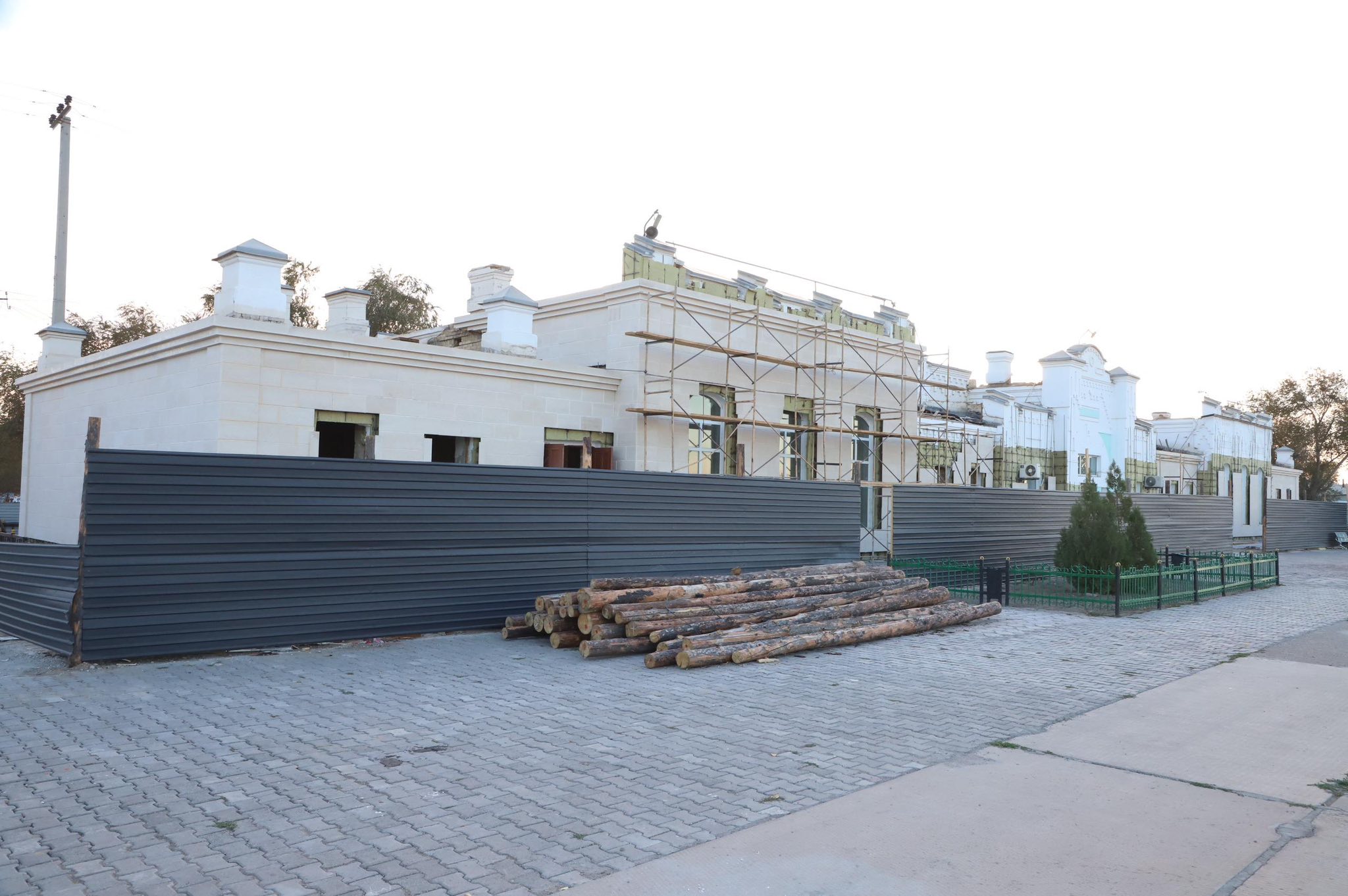 Капитальные ремонтные работы на железнодорожном вокзале и в физкультурно-оздоровительном комплексе набирают темп