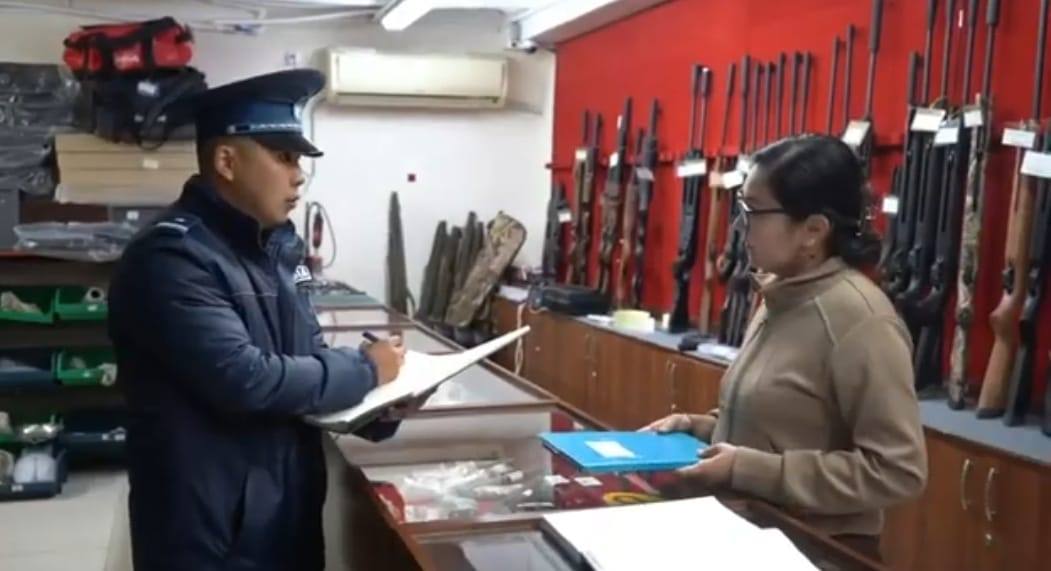 ОПМ «Қару»: в Атырау полицейские проверяют оружейные магазины