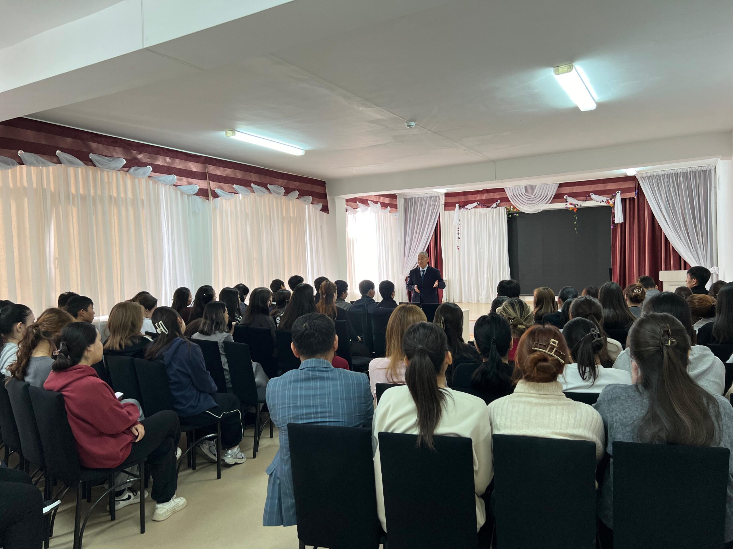 Посетил Жезказганский гуманитарный колледж