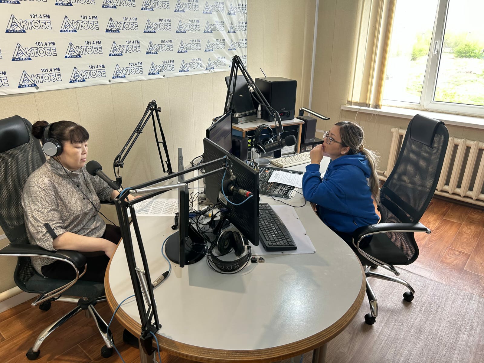 22.10.2025 года государственный судебный исполнитель филиала Департамента юстиции Актюбинской области «Межрайонный территориальный отдел принудительного исполнения №1» Молдагазина Э. выступила в прямом эфире радиостанции «Актобе радио» на тему: «Порядок взыскания пени».