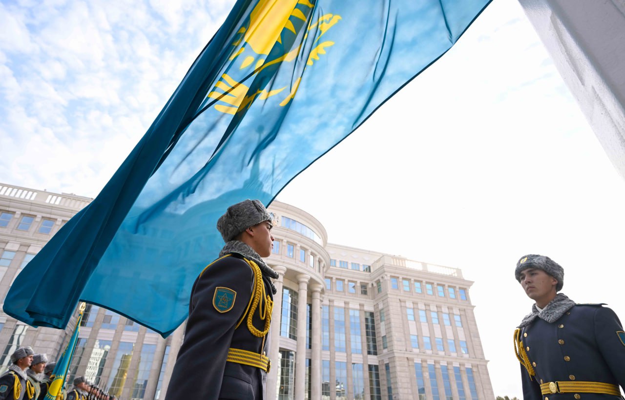 Президент принял участие в церемонии поднятия Государственного флага