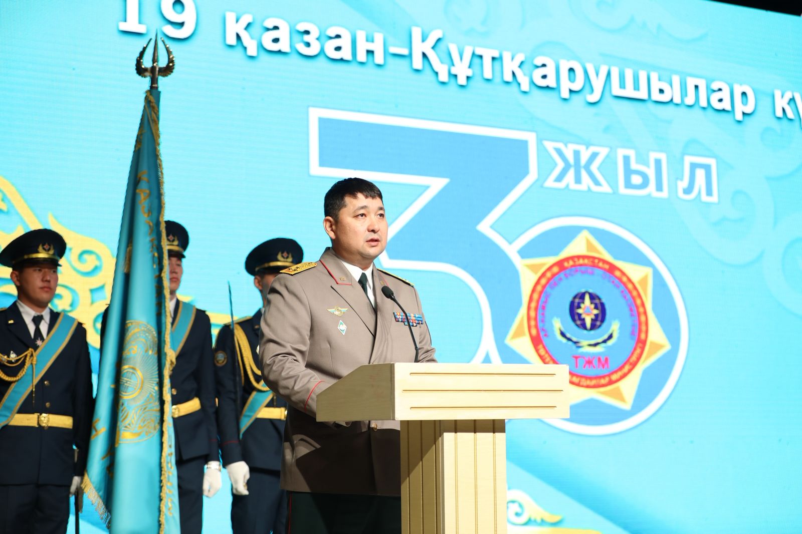 Спасатели Мангистауской области торжественно отметили 30-летие Министерства по чрезвычайным ситуациям и День спасателя