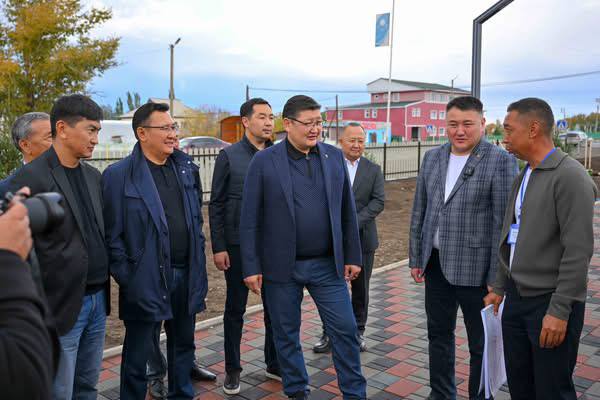 Председатель маслихата области Абай Шалкар Байбеков принял участие во встрече акима области с жителями района Аксуат.