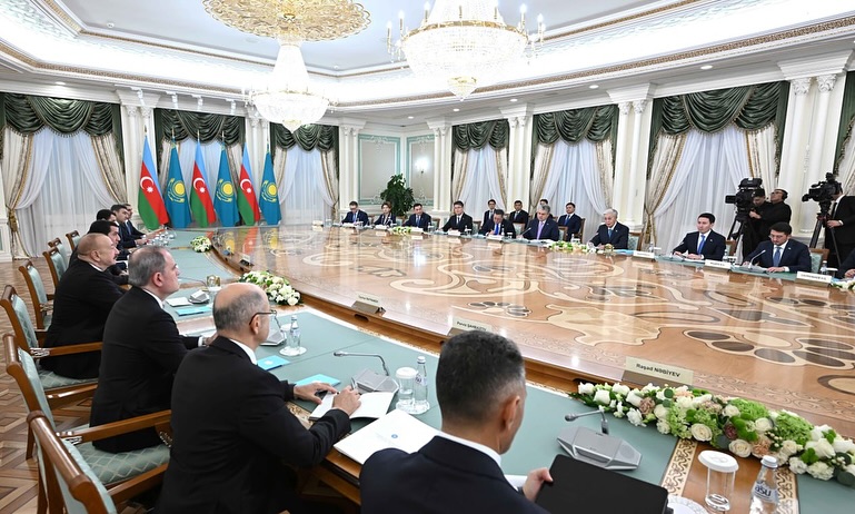 Президент подчеркнул, что текущий высокий уровень казахско-азербайджанских отношений был достигнут, прежде всего, благодаря личному вкладу Президента Ильхама Алиева