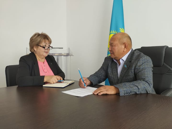Согласно графика приема граждан депутат Жаксынского районного маслихата Мейрамов М.Ж. провел очередной прием граждан, в ходе которого были подняты вопросы жилищно-коммунального хозяйства. Поступившие вопросы решены положительно.